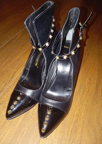 Şık ve Zamansız: Hakiki Deri Sivri Burun Tokalı Bot sıfır.37 - Görsel 4