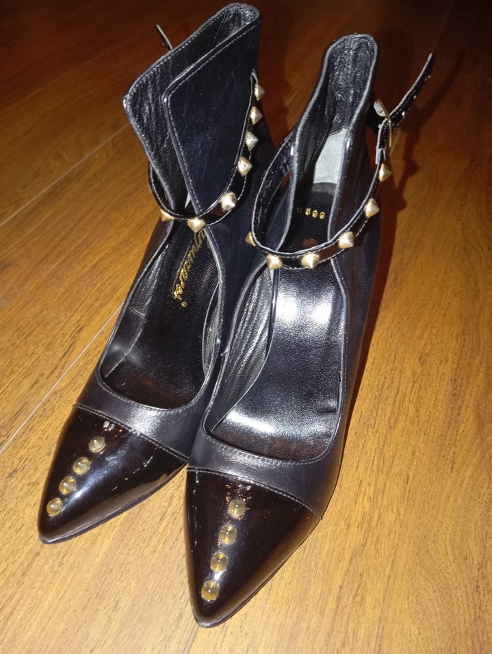 Şık ve Zamansız: Hakiki Deri Sivri Burun Tokalı Bot sıfır.37 - Görsel 4