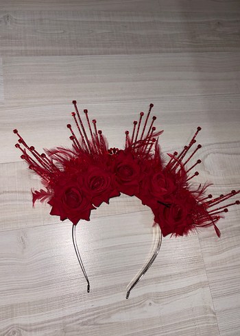 Koyu Kırmızı Gotik Fırfırlı Taç - Görsel 3