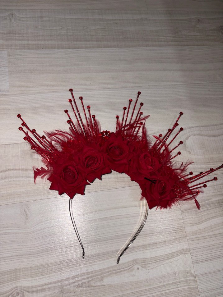 Koyu Kırmızı Gotik Fırfırlı Taç - Görsel 3