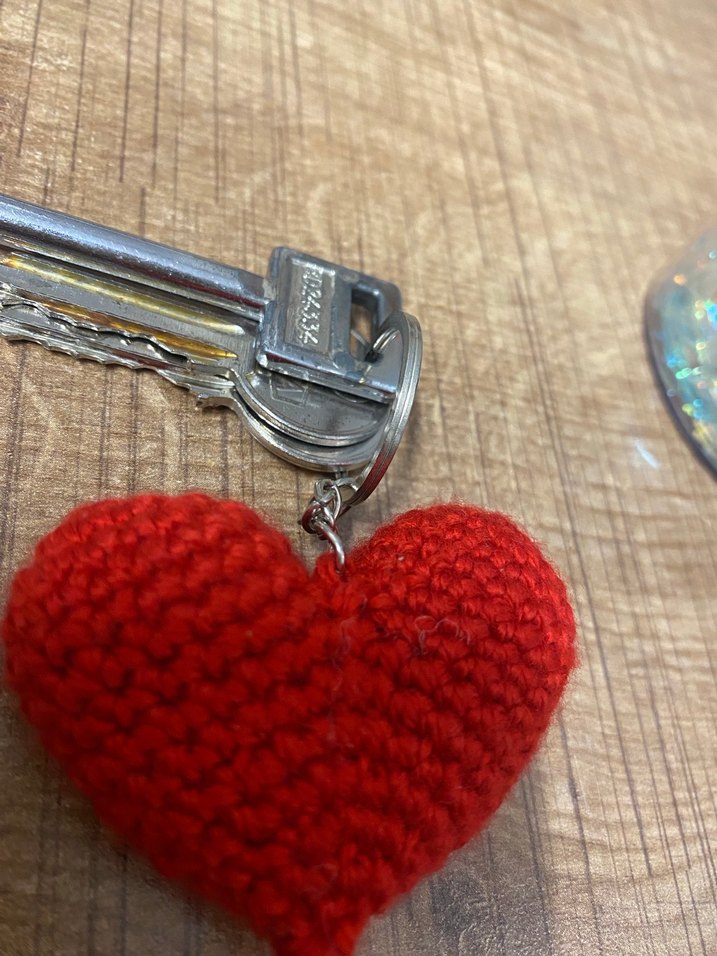 Kırmızı Örgü Kalp Anahtarlık - Görsel 2