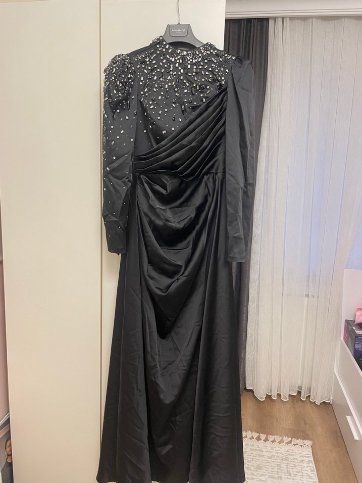 Uzun Kollu Siyah Taş İşlemeli Abiye Elbise - Görsel 2