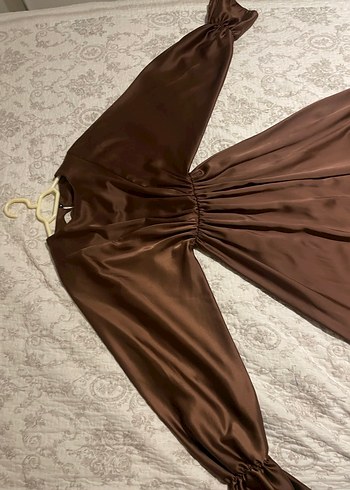 Drapeli Uzun Kahverengi Saten Elbise - Görsel 3