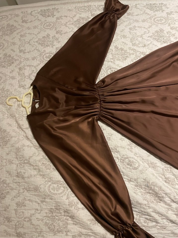 Drapeli Uzun Kahverengi Saten Elbise - Görsel 3