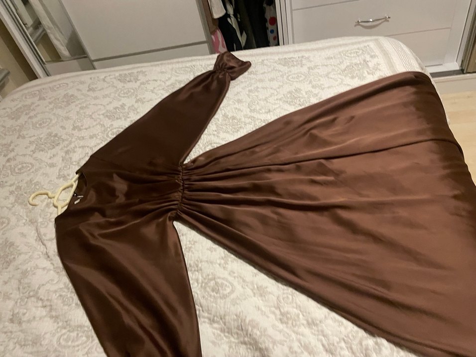 Drapeli Uzun Kahverengi Saten Elbise - Görsel 2