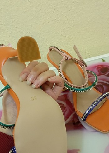 Renkli Bantlı Topuklu Kadın Ayakkabı - Görsel 2