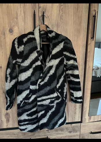 Gri Zebra Desenli Kadın Midi Kaban - Görsel 2