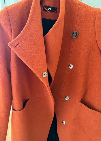 Turuncu Düğmeli Kaban - Görsel 2