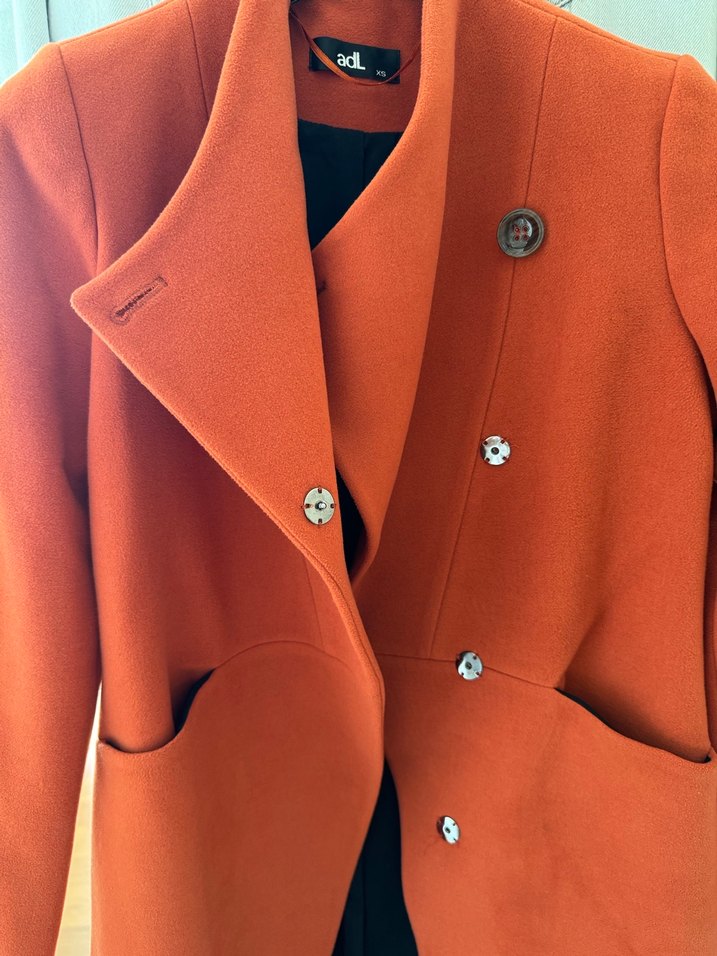 Turuncu Düğmeli Kaban - Görsel 2