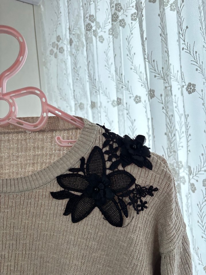 Nakış Detaylı Bej Triko Kadın Kazak - Görsel 3