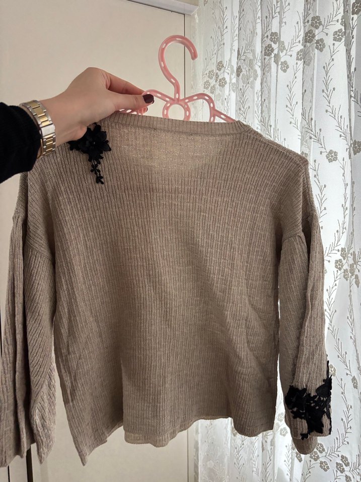 Nakış Detaylı Bej Triko Kadın Kazak - Görsel 2