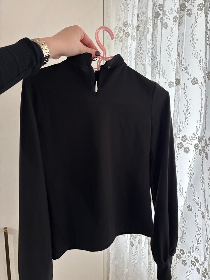 Düğmeli Siyah Yüksek Yakalı Kadın Bluz - Görsel 3