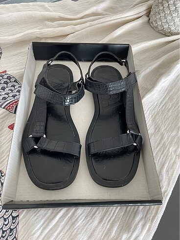 Zara deri sandalet