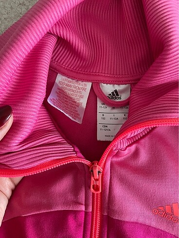 11-12 Yaş Beden Adidas sweatshirt