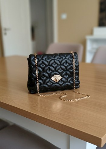 Siyah Parlak Deri Zincirli Kadın Çanta - Görsel 2