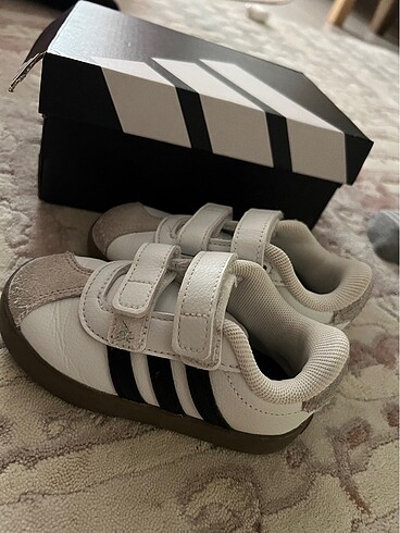 22 Beden beyaz Renk Adidas 22 numara bebek ayakkabı