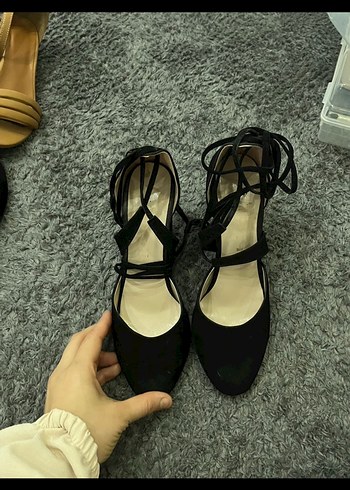 Siyah Elastik Bantlı İnce Topuklu Kadın Ayakkabı - Görsel 3