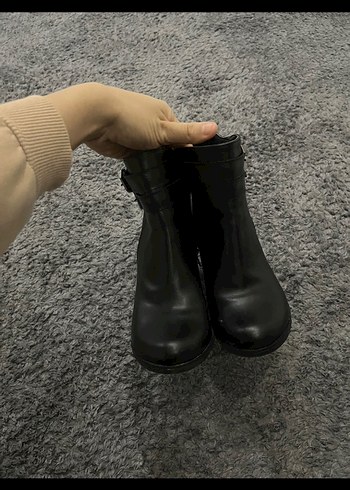 Siyah Deri Tokalı Kadın Topuklu Bot - Görsel 2