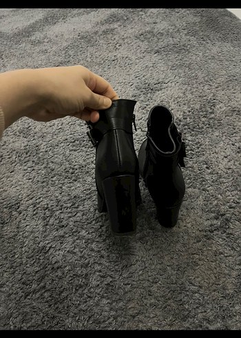 Siyah Deri Tokalı Kadın Topuklu Bot - Görsel 3