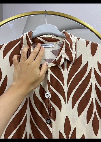 Bohem V Yaka Düğmeli Kısa Kahverengi Gömlek - Görsel 3