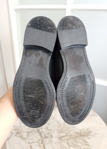 Zincir Detaylı Siyah Yılan Desenli Kadın Loafer - Görsel 3