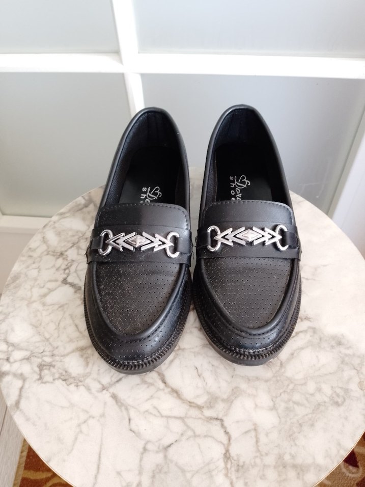 Zincir Detaylı Siyah Yılan Desenli Kadın Loafer - Görsel 2