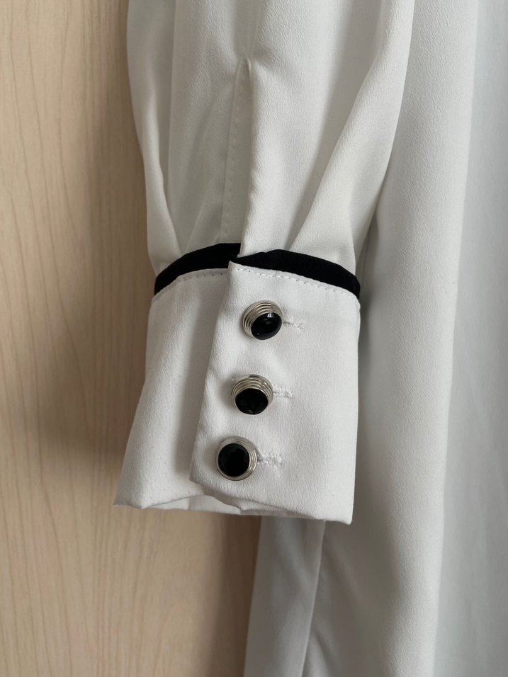 Uzun Beyaz Kadın Tunik Siyah Detaylı - Görsel 3