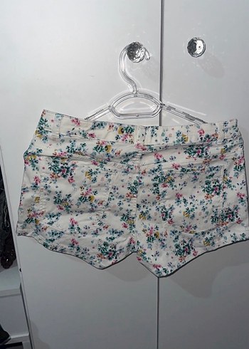 Düğmeli Çiçek Desenli Beyaz Mini Şort - Görsel 2