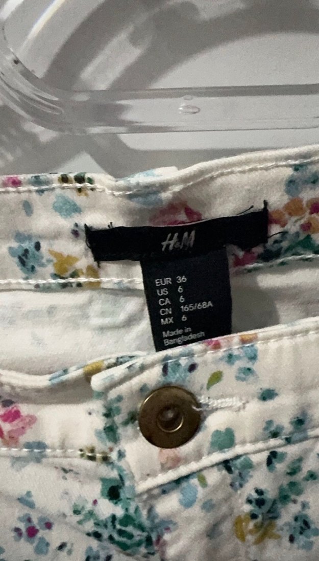 Düğmeli Çiçek Desenli Beyaz Mini Şort - Görsel 3