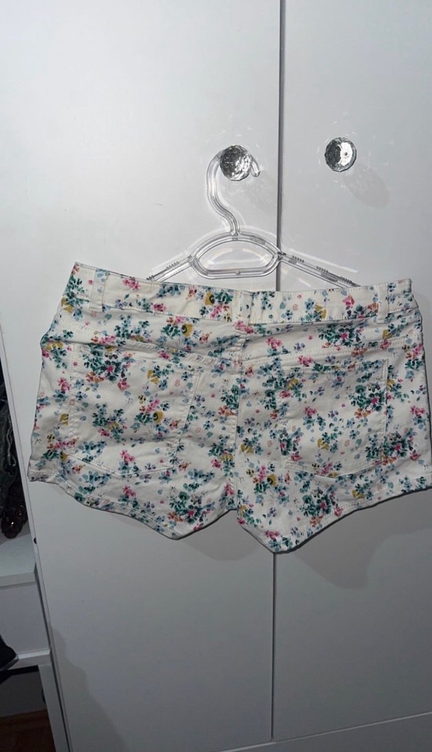 Düğmeli Çiçek Desenli Beyaz Mini Şort - Görsel 2