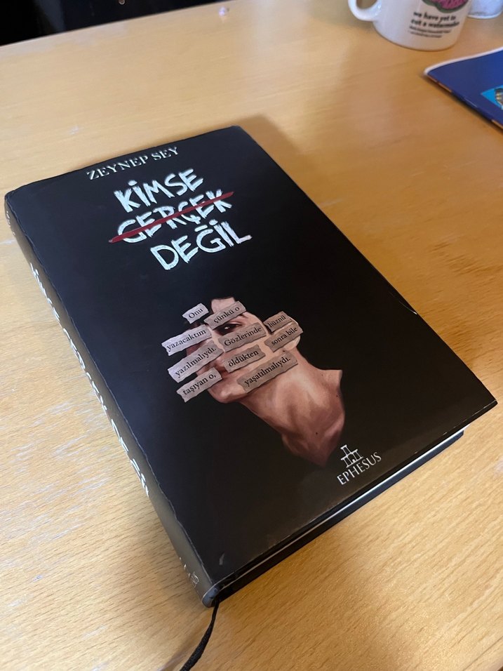 Zeynep Sey - Kimse Değil Romanı - Görsel 2