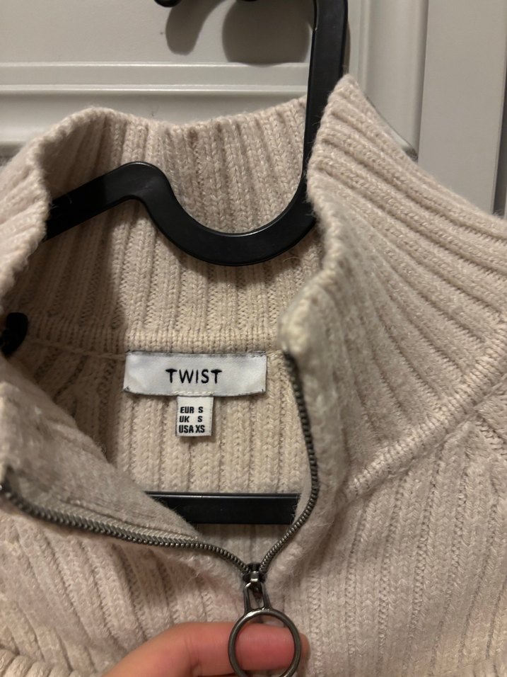 Bej Yüksek Yakalı Örgü Kadın Kazak - Görsel 2