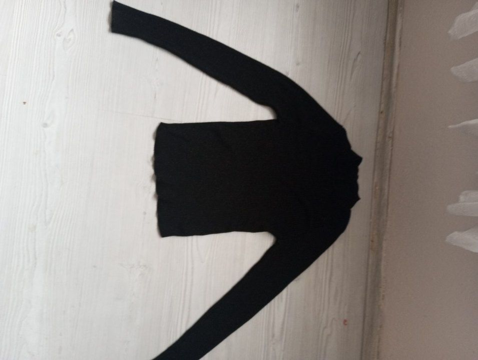 Siyah Boğazlı İnce Triko Kazak - Görsel 3