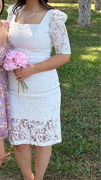 Beyaz dantelli nikah elbisesi