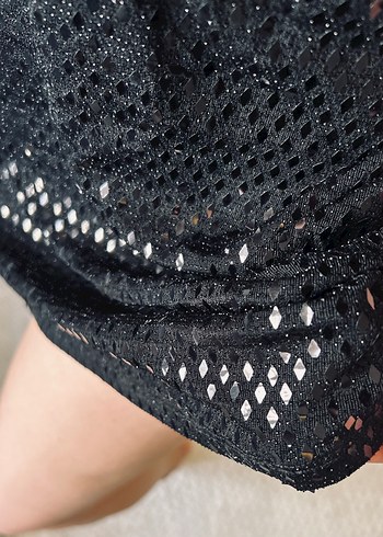 KOTON Siyah Parlak Payetli Yılan Desenli Mini Askılı Elbise - Görsel 3