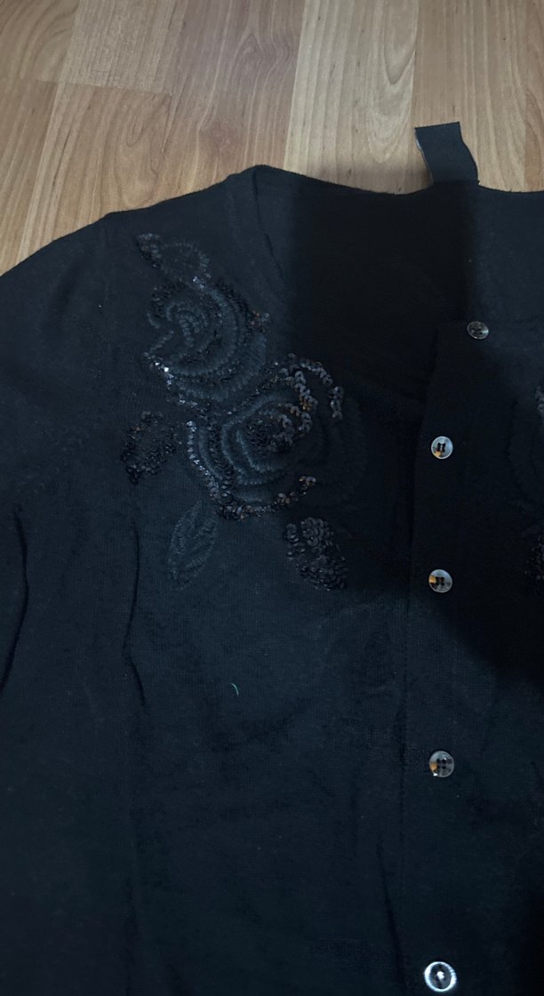 Düğmeli Siyah Gotik Nakışlı Hırka - Görsel 2