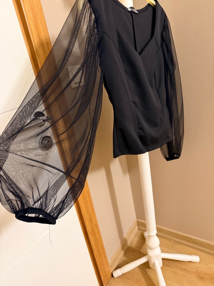 Siyah V Yaka Gotik Uzun Kollu Bluz - Görsel 4