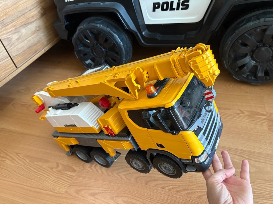 Bruder Scania 560R Liebherr Vinçli Kamyon - Görsel 3