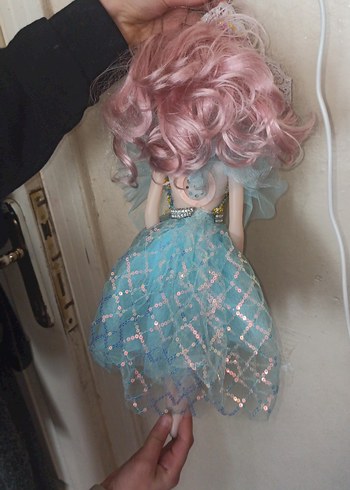 Mavi renkli parlak elbiseli bebek - Görsel 2