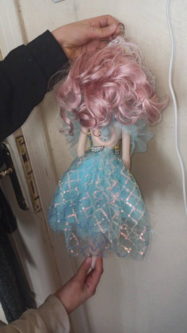 Mavi renkli parlak elbiseli bebek - Görsel 2