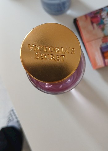 Victoria's Secret Velvet Petals Kadın Parfüm Spreyi 250 ml - Görsel 4