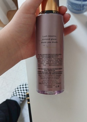 Victoria's Secret Velvet Petals Kadın Parfüm Spreyi 250 ml - Görsel 2