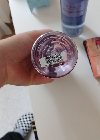 Victoria's Secret Velvet Petals Kadın Parfüm Spreyi 250 ml - Görsel 3