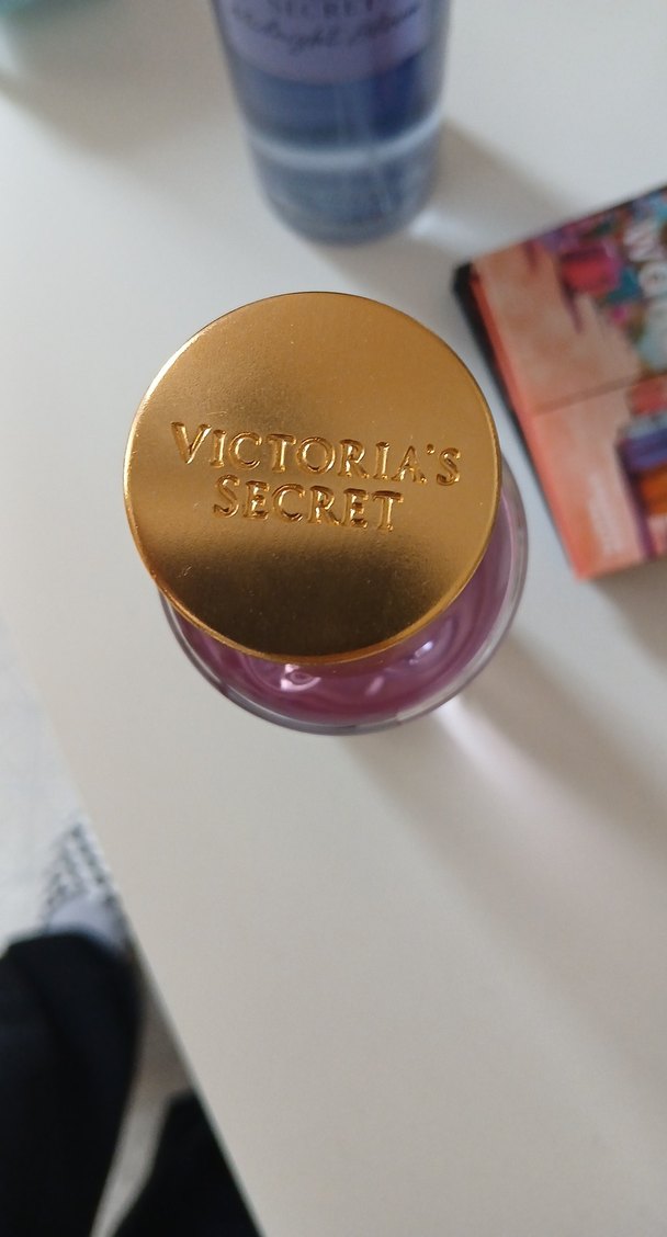 Victoria's Secret Velvet Petals Kadın Parfüm Spreyi 250 ml - Görsel 4