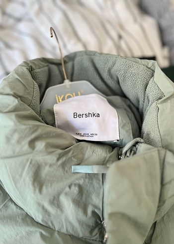 Bershka Adacayi Yesili Kapusonlu Sisme Mont