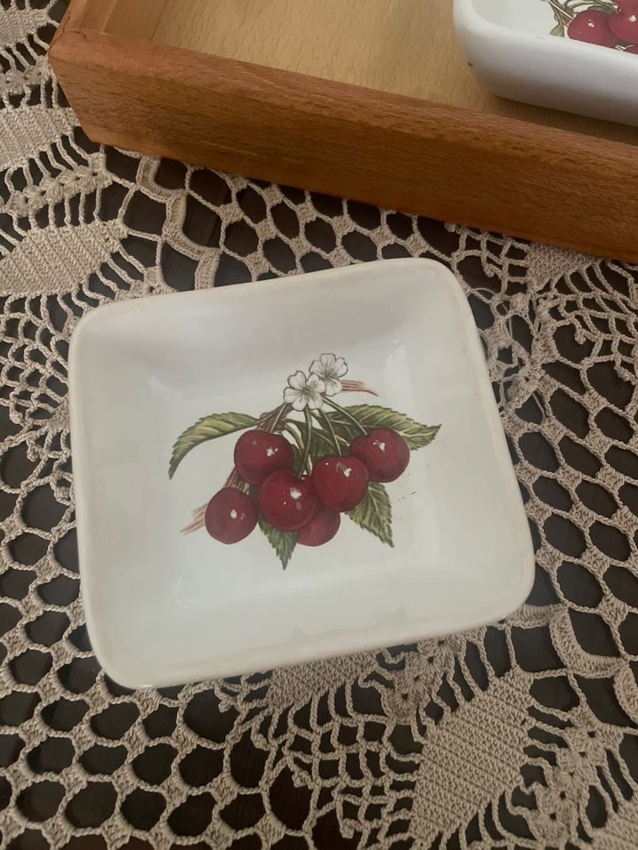 Kiraz desenli beyaz porselen kapaklı servis seti - Görsel 4