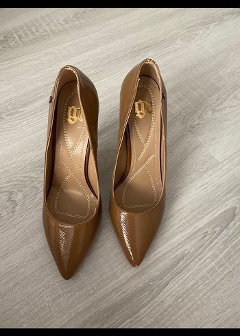 Bej Parlak Deri Stiletto Topuklu Kadın Ayakkabı - Görsel 3