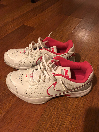40 Beden Nike Court Mo4 spor ayakkabısı.