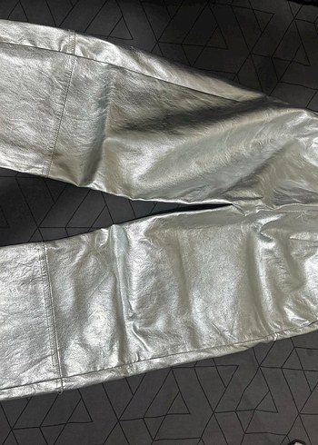 Gri Metalik Midi Deri Bol Kesim Kadın Pantolon - Görsel 2