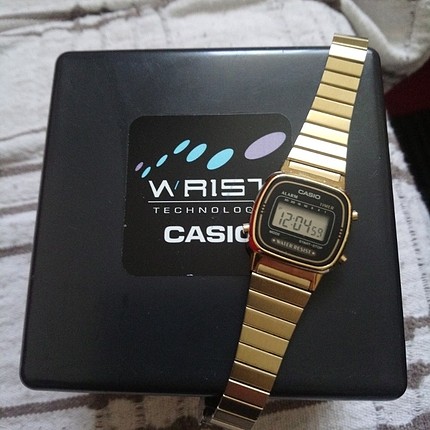 altın rengi dijital casio saat. 